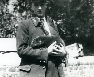 Il Custode Leslie Martin Flewin Culla un Cucciolo di Lontra tra le Braccia allo Zoo di Londra, Giugno 1922